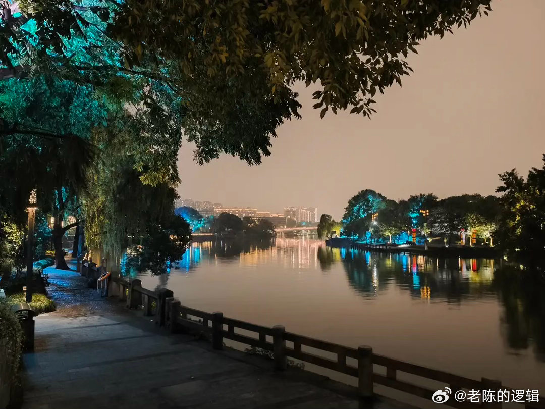 周末几个比较重要信息：一，经济R报，加快构建全国一体化算力网，其中有一条说，算力