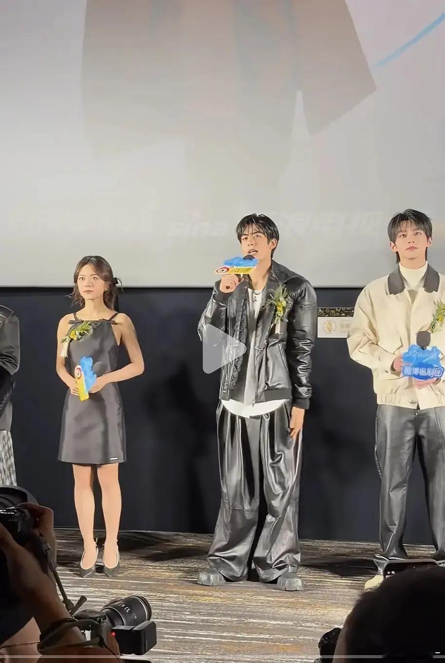 这两人一个鞋子一个裤子哈哈哈，没眼看🤦🏻♀️ 