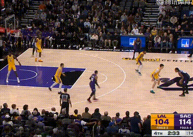 詹姆斯这个防守，反应太慢了！

斯玛特去夹击德罗赞，詹姆斯从底线过来补防蒙克，蒙