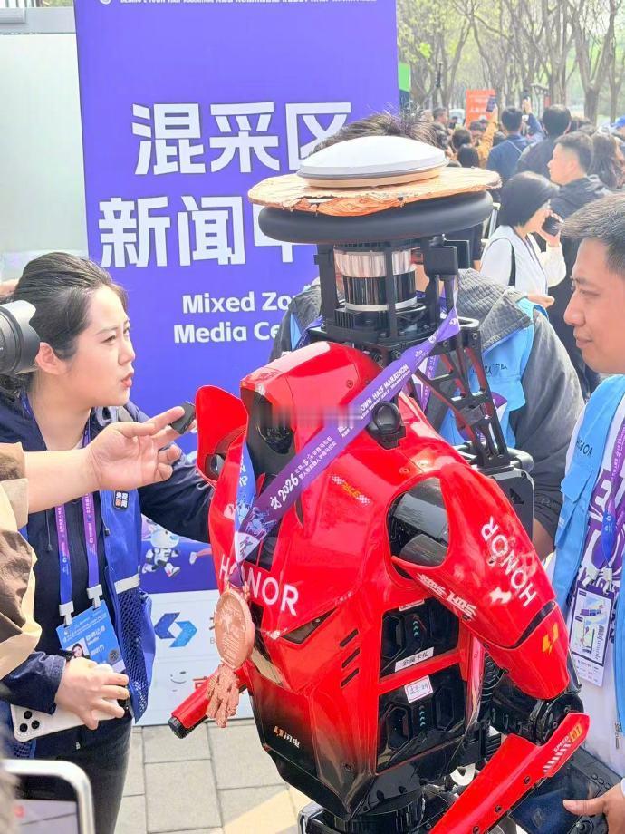 【人形机器人半马跑进51分钟！性能一年暴增3倍，液冷+高扭执行器成新标配】北京亦