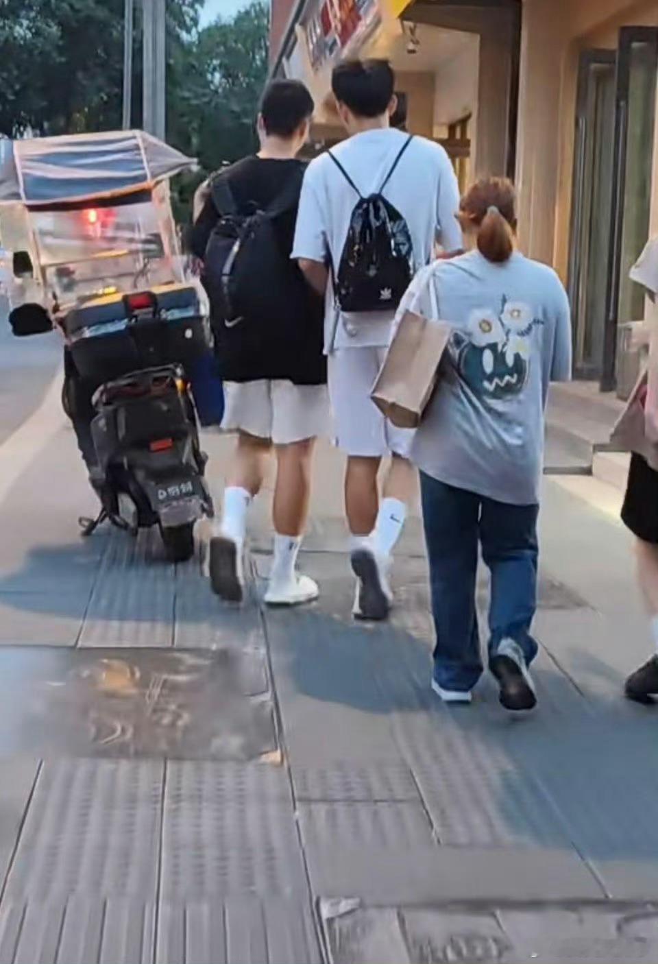 大学生喜欢穿这种白袜子，我总觉得黑袜子看起来脚臭[思考]这是为什么 ​ ​​​