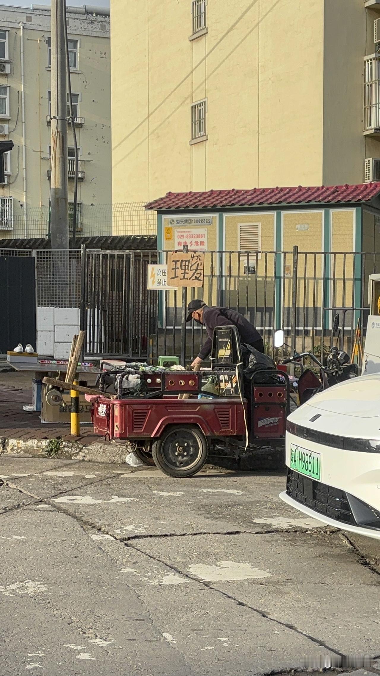 西安砚湾村看到的，街头理发摊的价格，四元钱一位，这个价格真的很便宜了。估计也是西