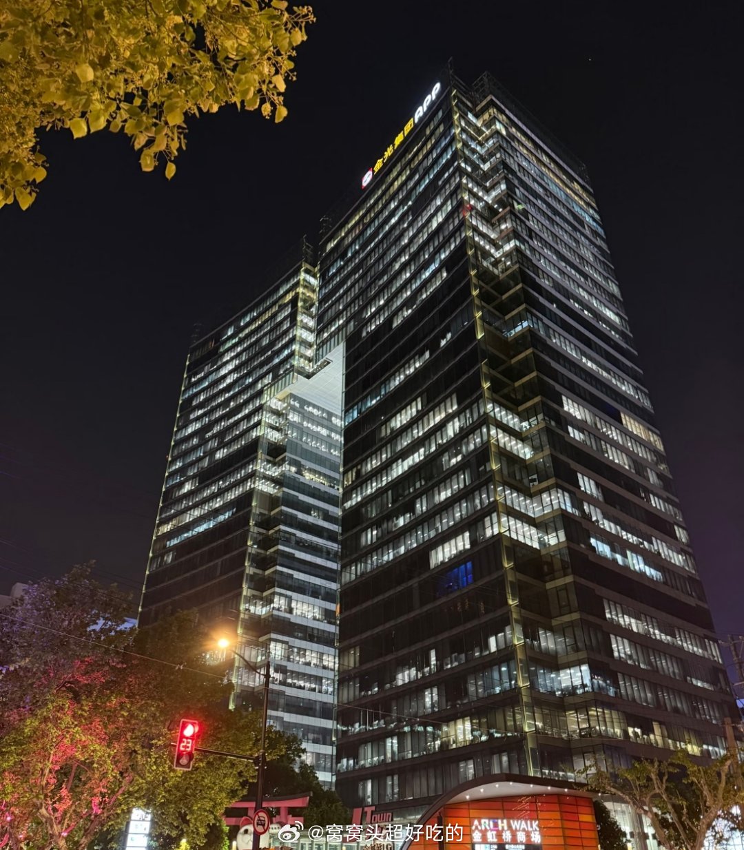 拼多多在上海陆家嘴买了一栋楼总部居然这么低调，路过这里，听路边人说这里面是他们的