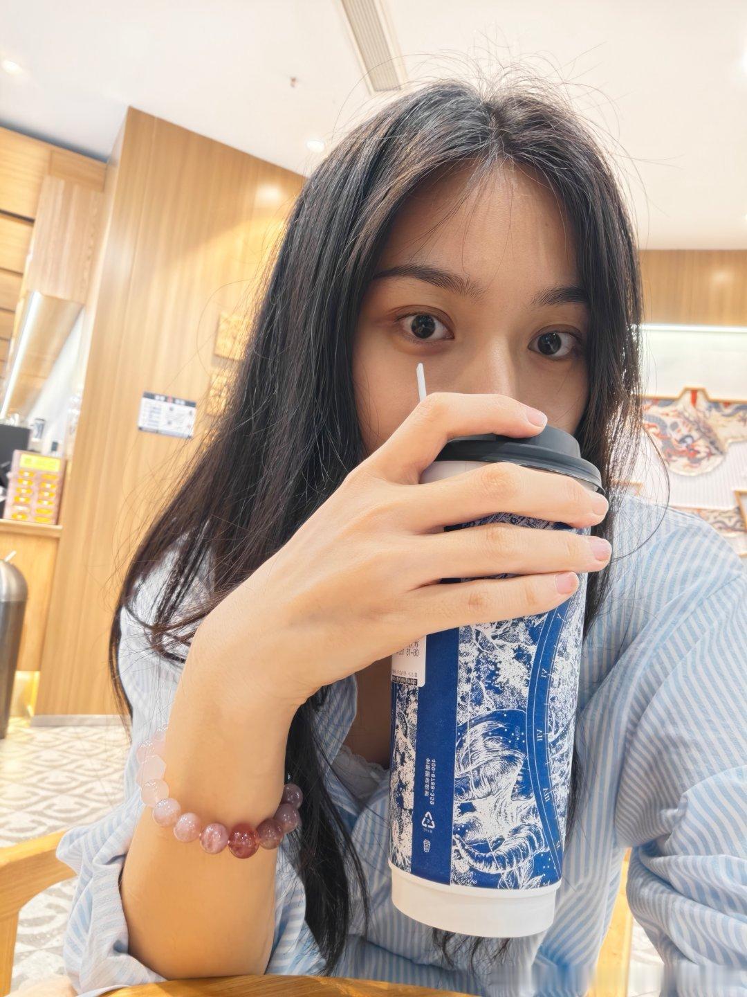零食人来了！如果没了零食估计活不下去（不夸张）每天吃这么多零食，保持不胖，已经是