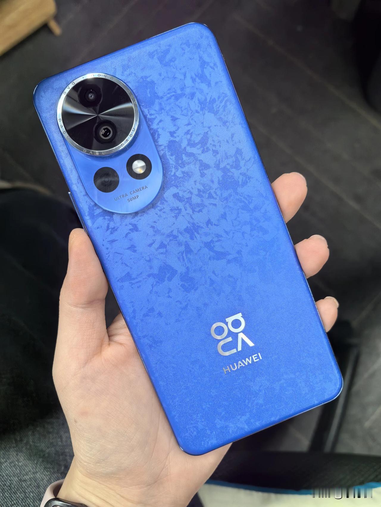 华为nova 12 Pro的12号色真的绝绝子！这高饱和度的蓝色太吸引眼球了。镜