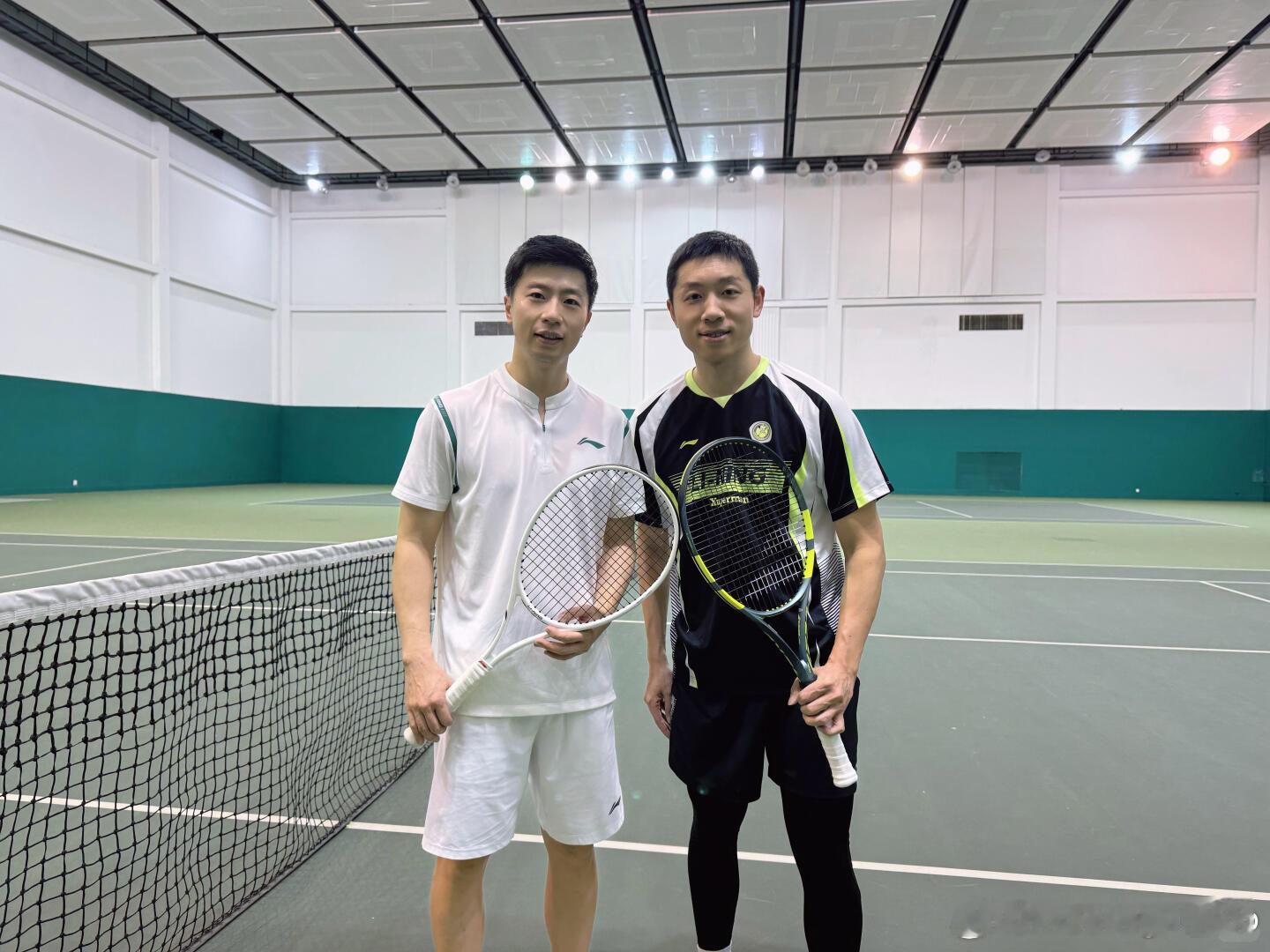 许昕晒与马龙打网球合影🎾📸“天天说球场见？tennis见也是球场见吧？” 