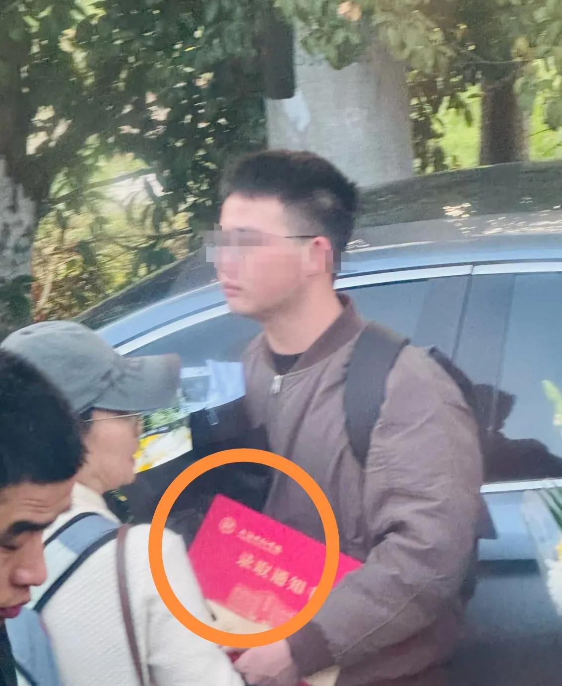 眼泪真的忍不住了！

在漫长的送别队伍中，最感人的不是白发老人，也不是熬夜的女性