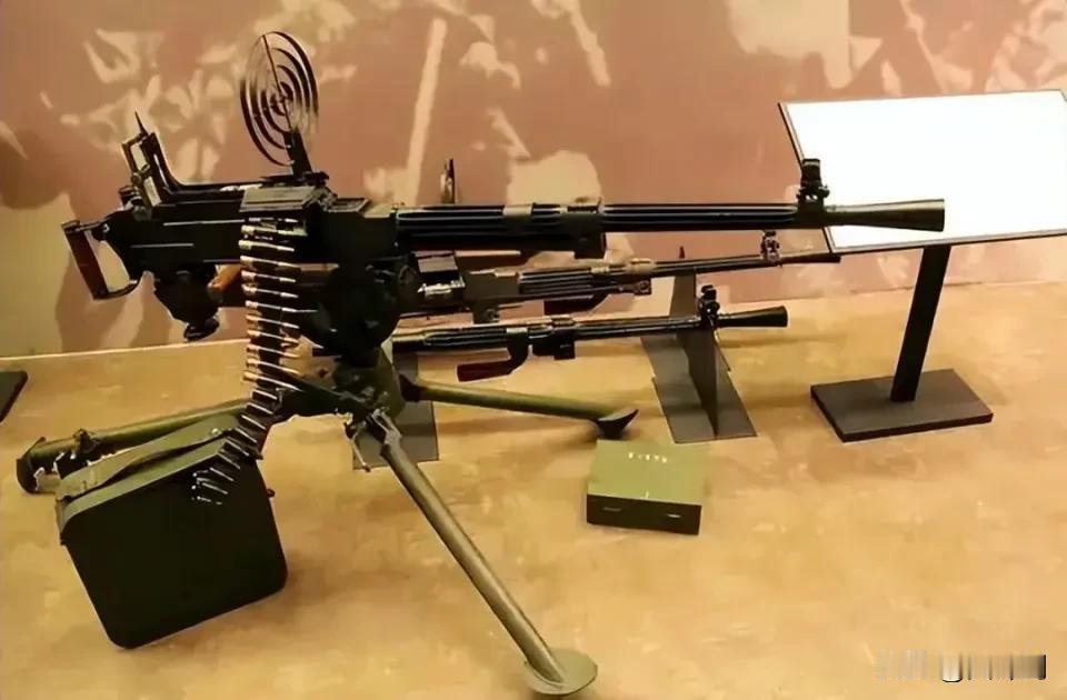 该枪采用导气式自动原理、枪机偏移式闭锁结构，初期采用框型轮式枪架，1965年针对