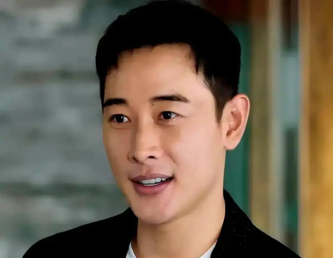 罗晋连夜飞北京陪床，唐嫣上海带娃，热搜却唱衰“婚变”。
 
我直接笑出声：这不就