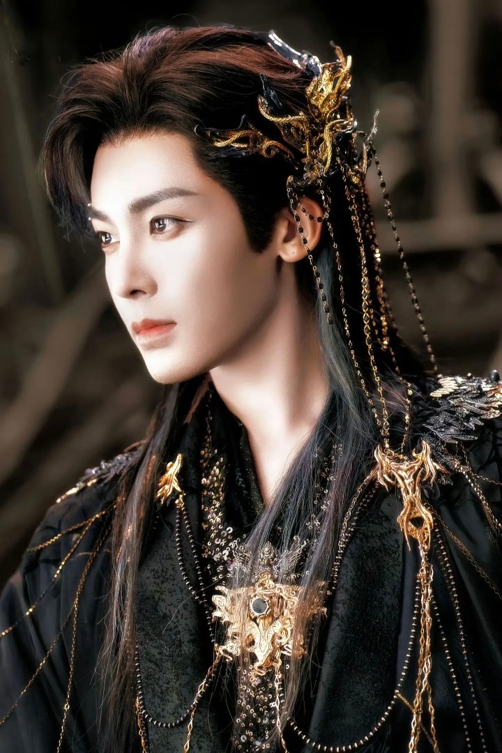 侯明昊跟爸妈看自己的剧会尴尬小猫哥尴尬哈哈！那种手足无措的尴尬感还是能get到的