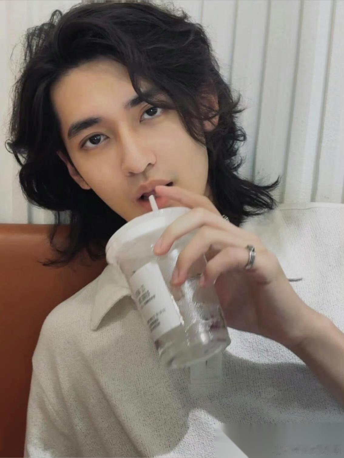 如果是真的，她这个弟弟男朋友可比前任帅！ 徐璐的事业运挺好的，第一部戏就是红楼梦