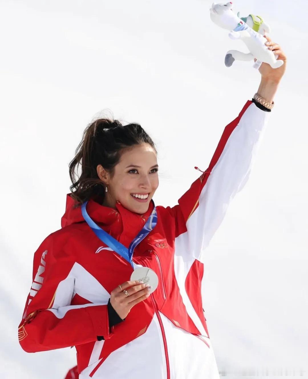 热烈祝贺谷爱凌！在2026米兰冬奥会自由式滑雪女子坡面障碍技巧决赛中，她在自己三