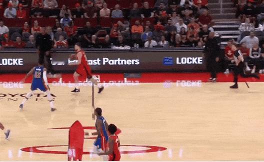 致敬姚明！申京背运过人完成压哨！
在今天NBA常规赛火箭对阵活塞的第一节比赛最后