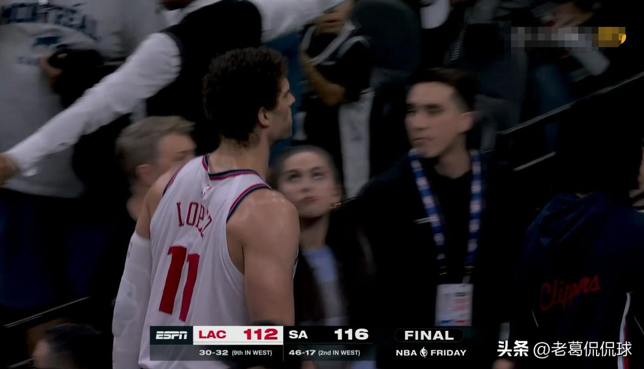 快船老将洛佩兹真是虽败犹荣！尽管今天快船在客场以112：116输给了马刺，但是洛