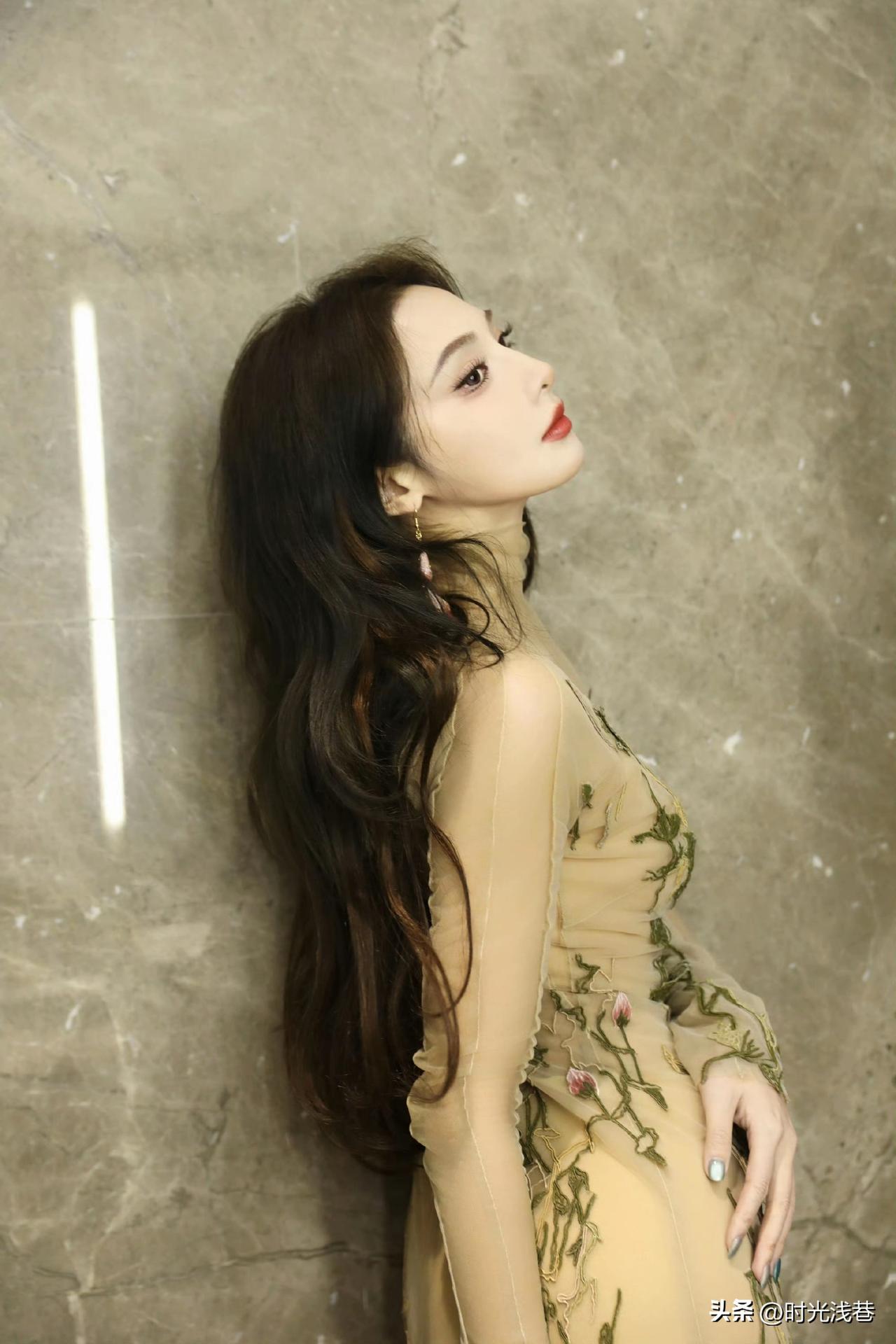 彭小苒的侧颜好美！身上的纱裙好有春日氛围感！