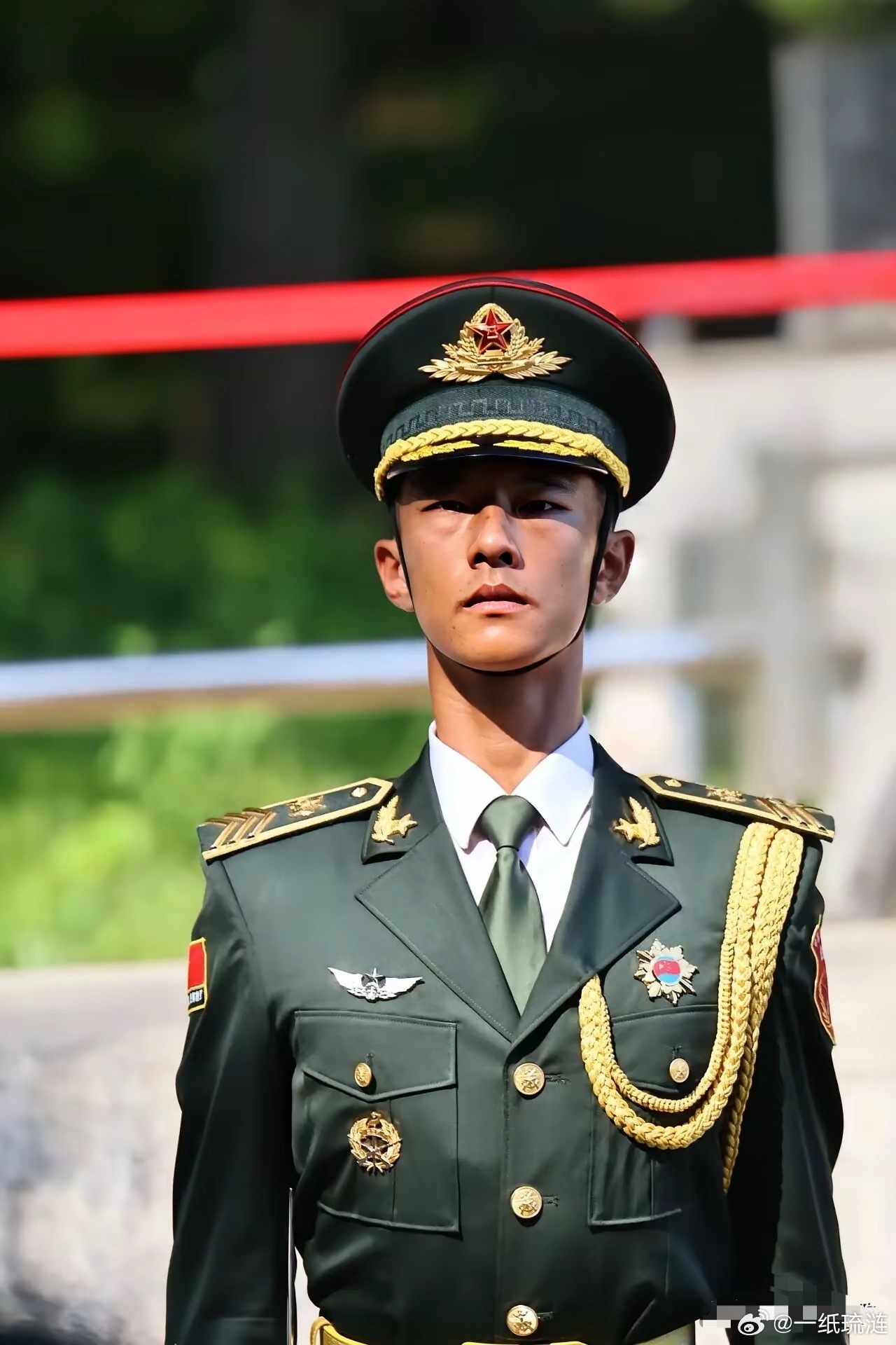 发现了没有？仪仗队战士的衣服，穿在身上非常贴合，加上各种配饰，尽显大国仪仗的威风