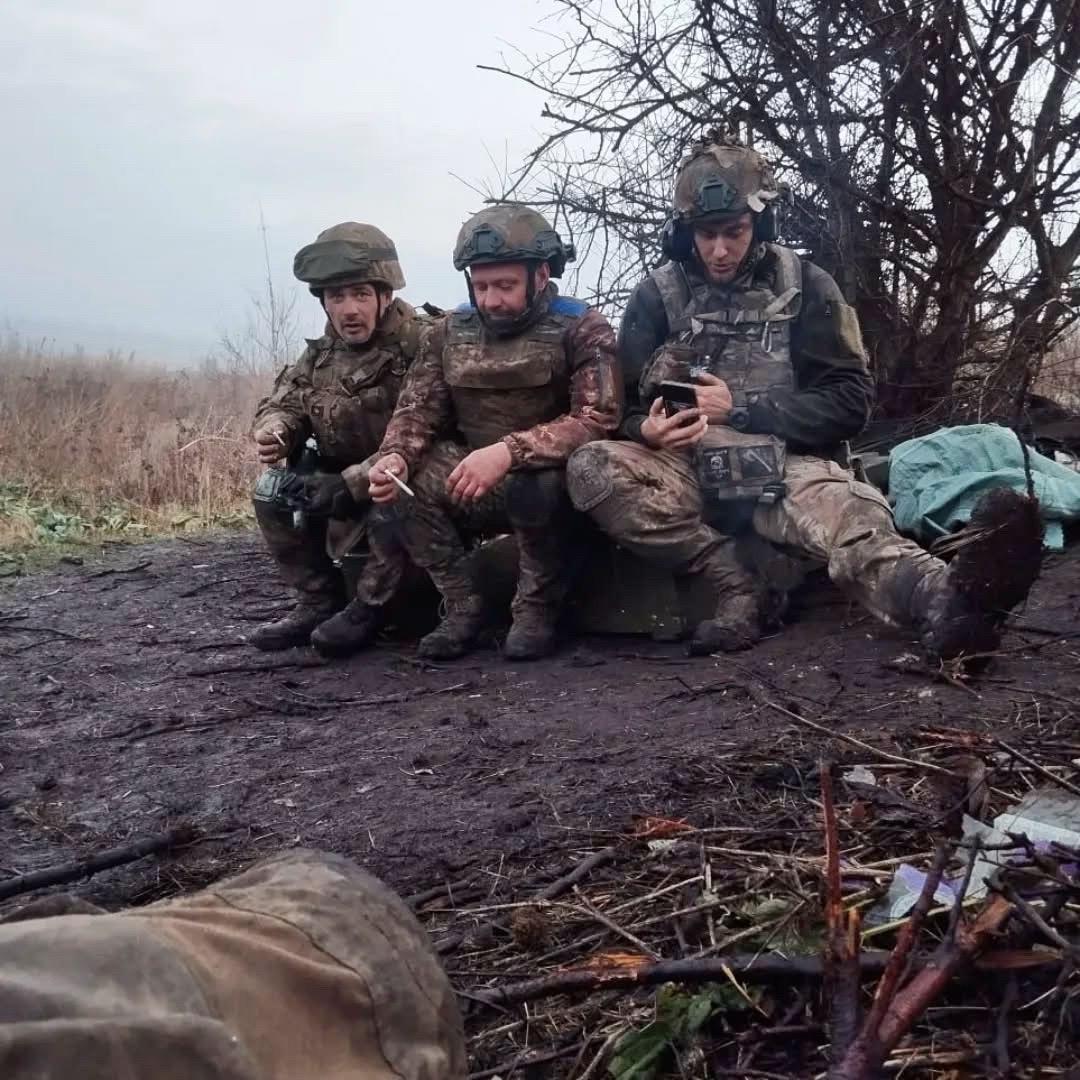 脚下的烂泥粘住了靴子 就像这场战争粘住了我们的青春，我们只能沉默着 等...