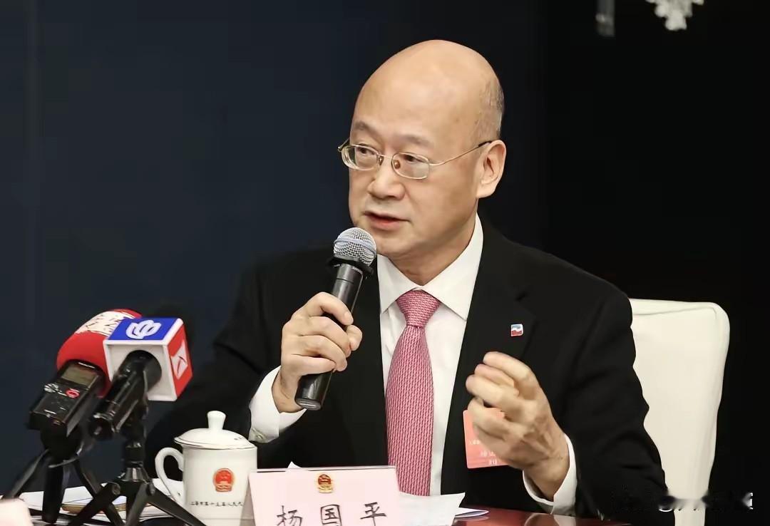 上海两会突然开火！

网约车司机的苦，这回终于有人敢说了。

很多人以为司机多跑