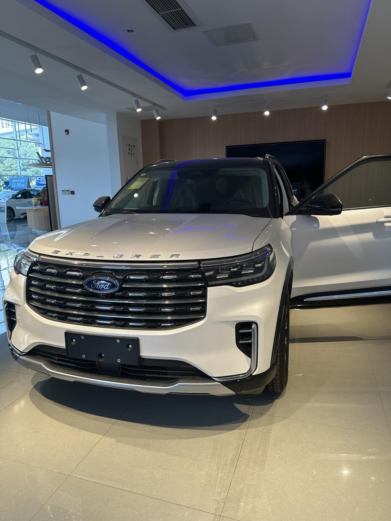 为什么选择全新探险者?探险者直接甩出纵置后驱平台这张王牌，和自家豪华兄弟林肯飞行