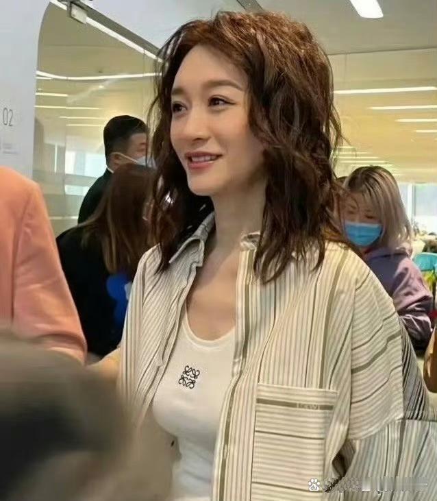 “生图王者”李小冉，尽管被认为不上镜，但狗仔偷拍的照片无一例外都展现出了她的高颜