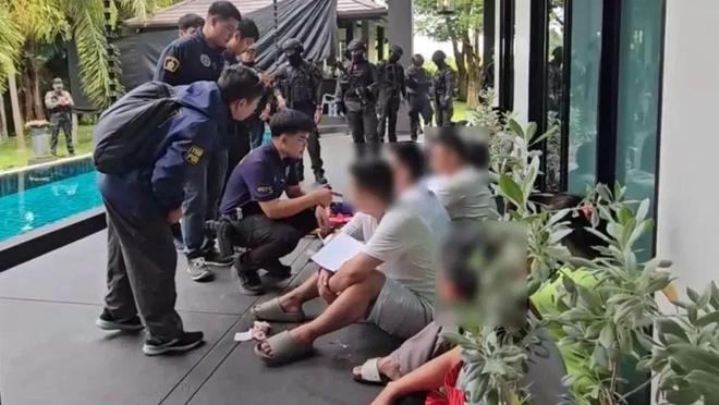 泰国警方突袭清迈府一栋价值超过4000万泰铢的豪宅，逮捕了18名中国籍电诈分子。