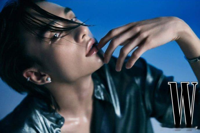 黄铉辰拍摄新杂志《WKorea》，这个角度漏出来得锁骨禁欲感拉满，期待正刊上线！