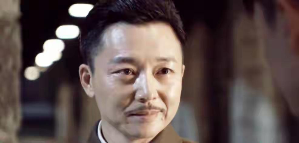 刘奕君年轻时颜值出众，却因太帅错失主角机会，一度被打压。毕业后北漂跑龙套，收入不