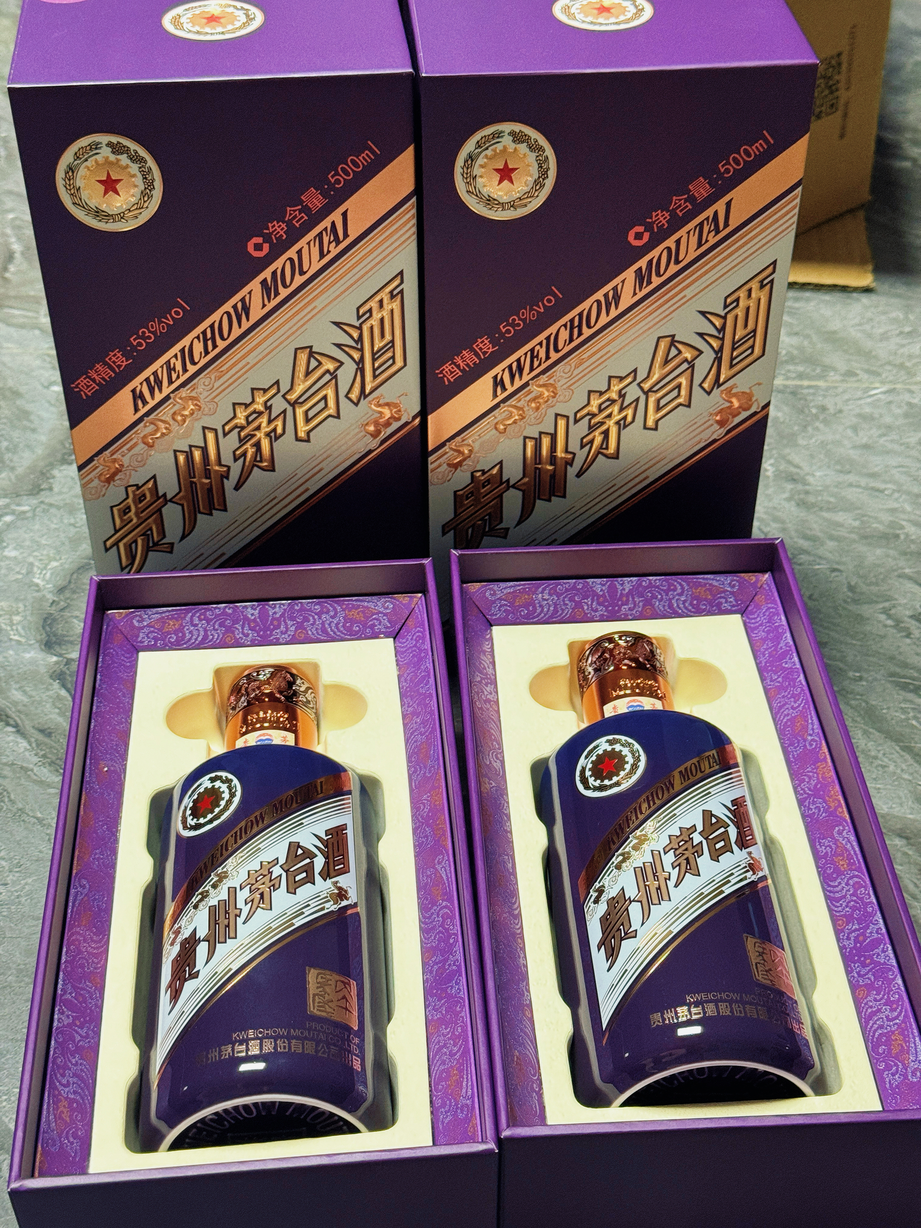 先看看侯明昊歌声和脸一样能打再看看有韵味的紫色娃还没出来 封酒先到现在的价格真的