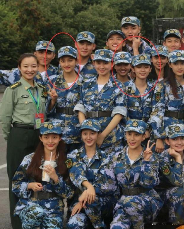 徐梓钧多张北影同学合照曝光，其中有关晓彤、周也、刘怡潼。

所有的女同学中，关晓