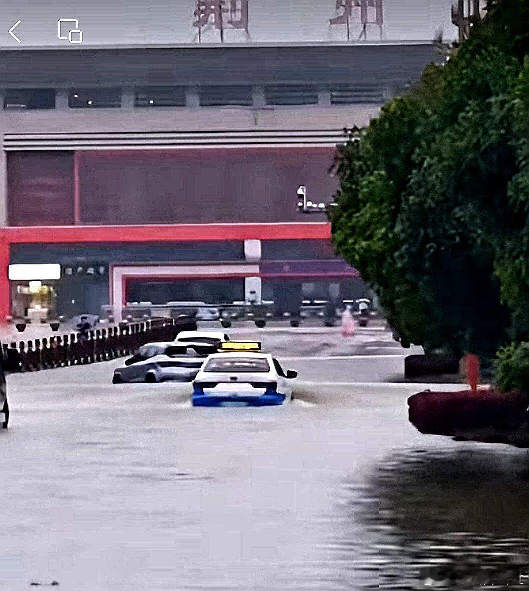 中国大陆湖北省荆州市大雨过后的街景 