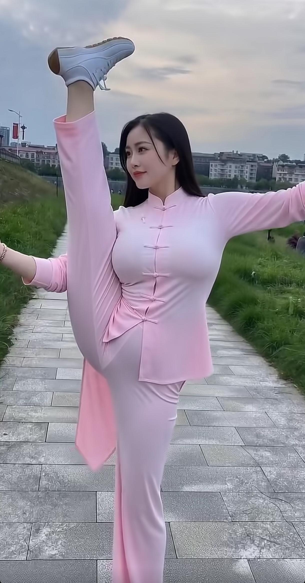 优雅气质，粉衣少女，户外瑜伽，轻松自在最美瑜伽服分享 瑜伽裤瑜伽女孩 瑜伽自然风