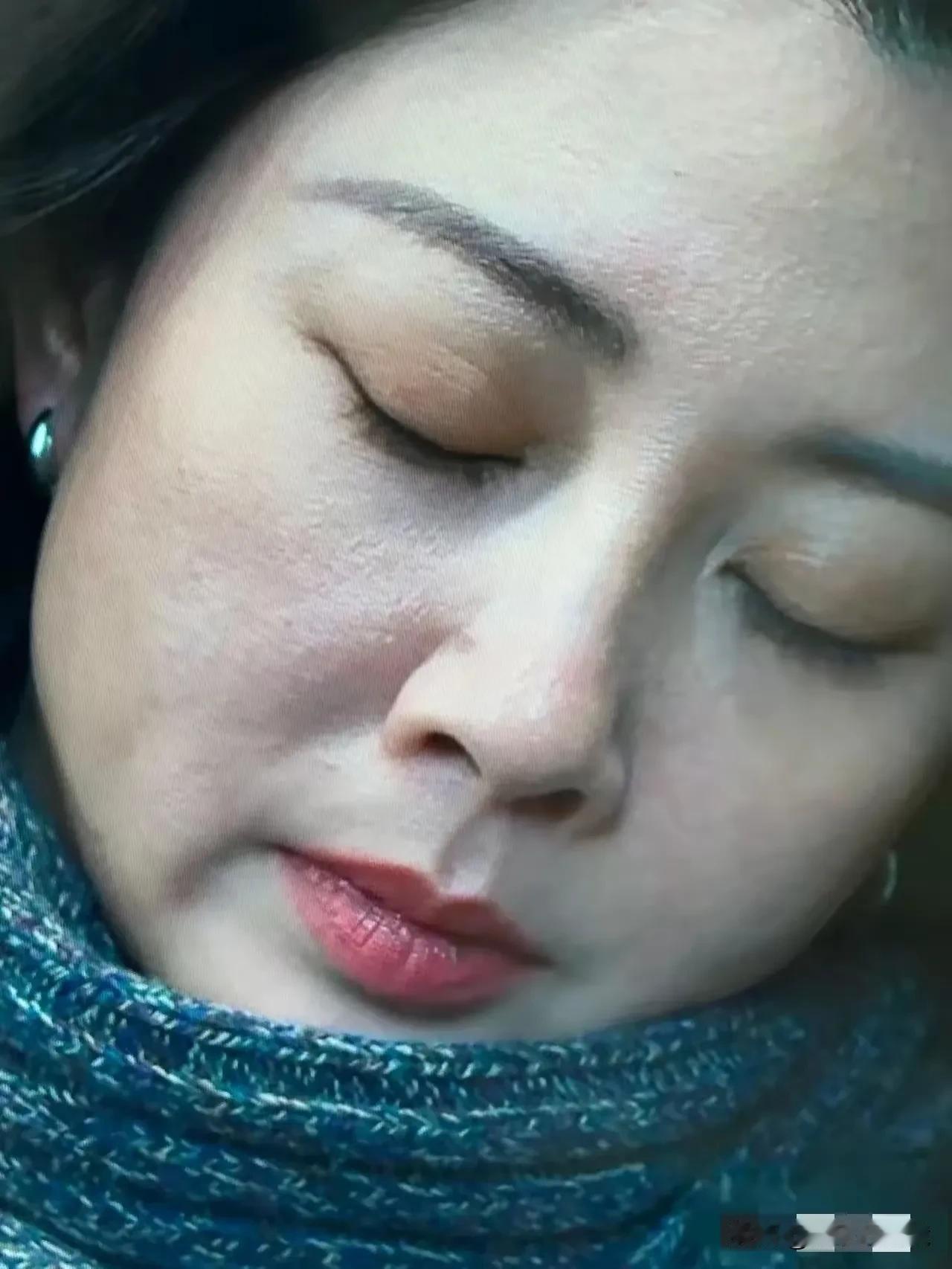 照片中这个女明星一眼看上去，你能认出她是谁吗？
看她平时那些照片光彩照人，估计都