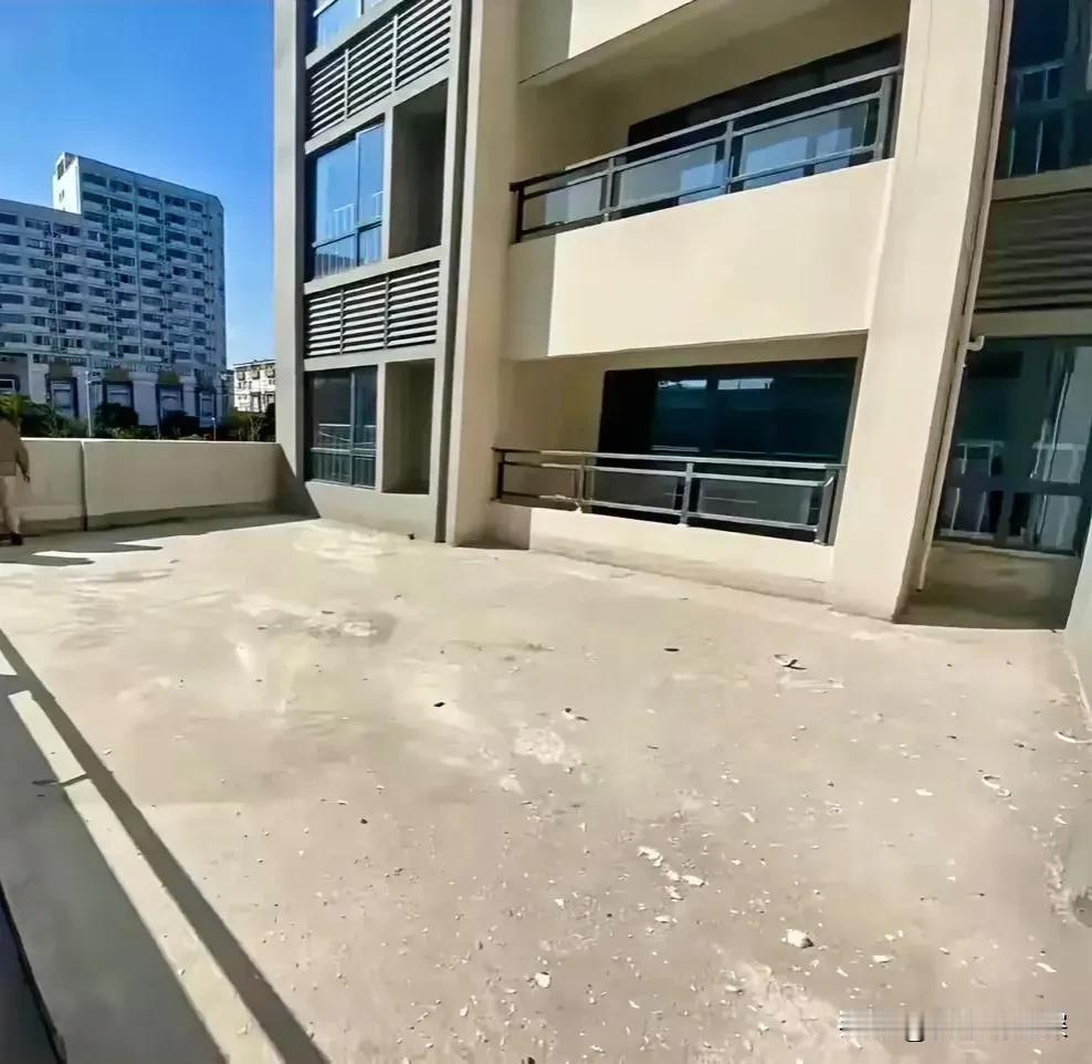 我朋友10年前就看上了这样的大平台才买了房，想着买下来可以建个阳光房，没事的喝喝