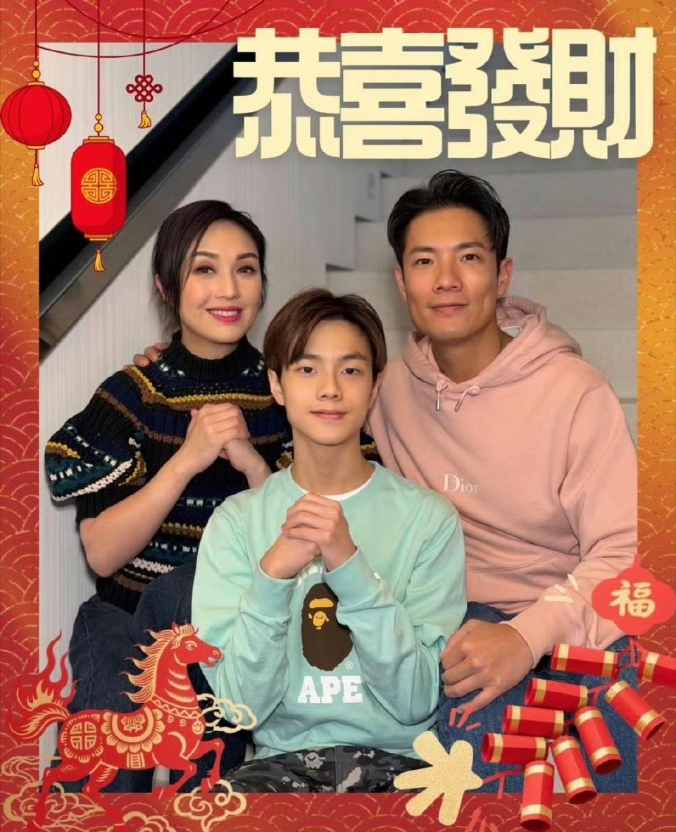 杨千嬅晒全家福贺新春，中间的是杨千嬅的儿子。 ​​​