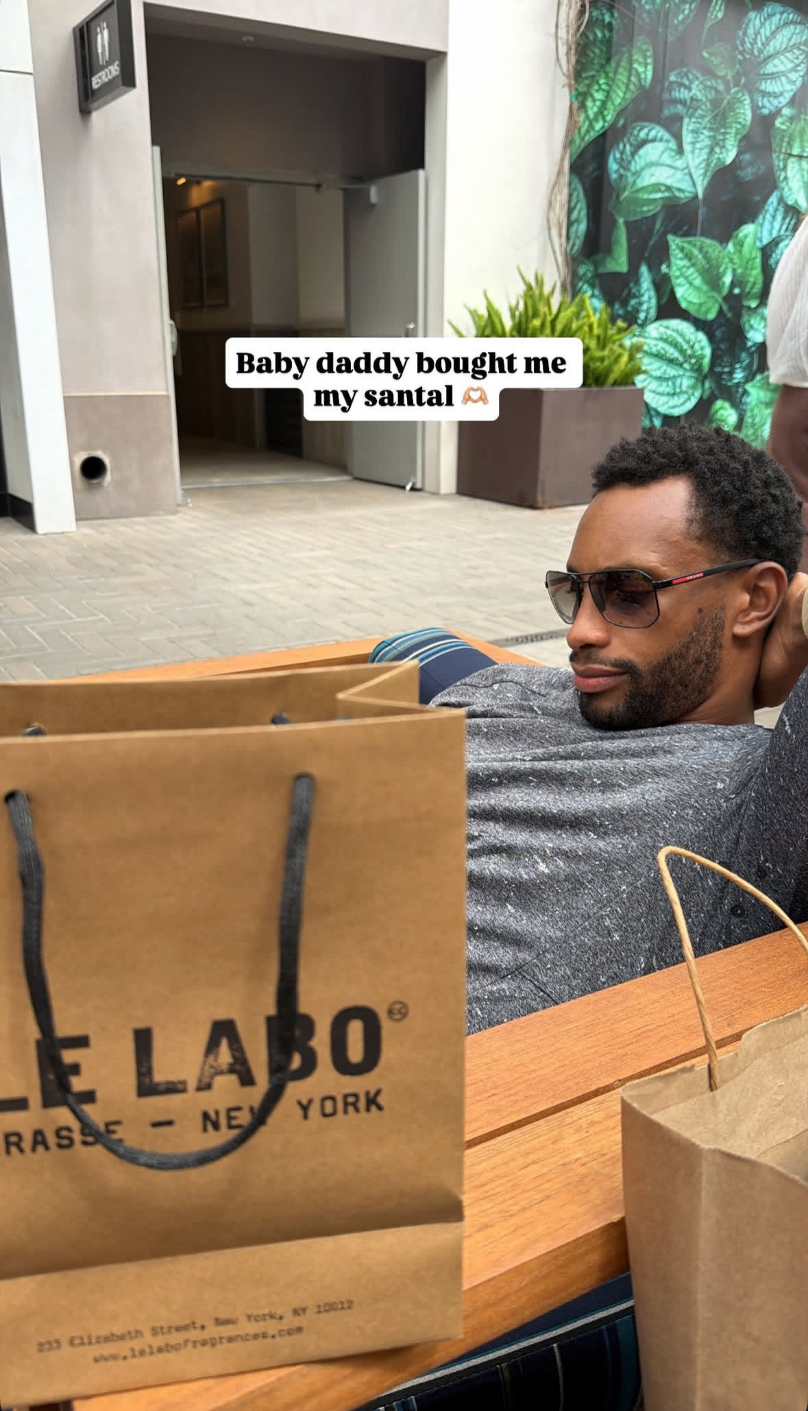 弗格妻子更新弗格回家啦！！弗格妻子还拍下球迷送给她的弗格的“老鼠干”，好搞笑🤣