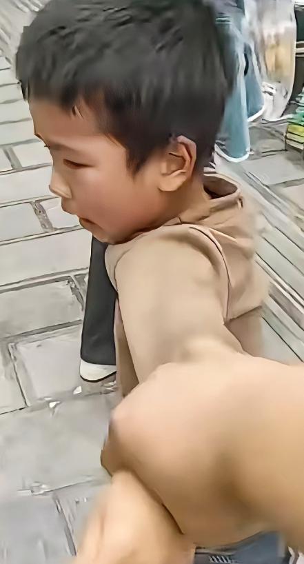 泪目！2023年，儿子在街上隅遇离婚一年的妈妈，儿子哭着上前抱住妈妈说：我好想你