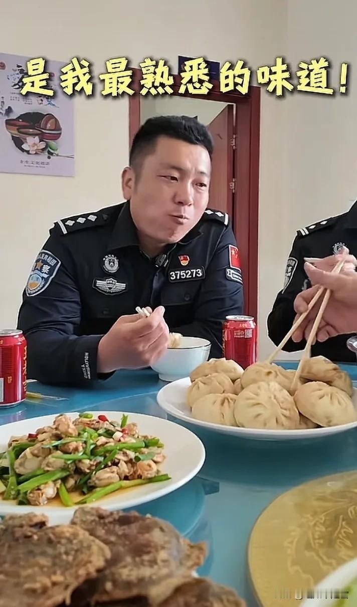 看哭了！云南临沧，戎边民警结束执勤进食堂吃饭，看着餐桌上的包子，很是眼熟，当他用