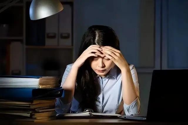 【女子长期熬夜加班拖成尿毒症】
据中国蓝新闻，近日，杭州的张女士（化名）因尿毒症