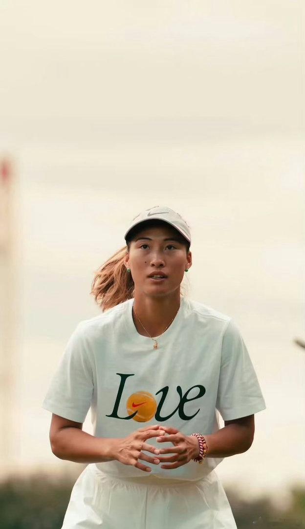 我文太厉害啦郑钦文逆转萨卡里迎草地赛首胜 2026诺丁汉站女单首轮，郑钦文以 4