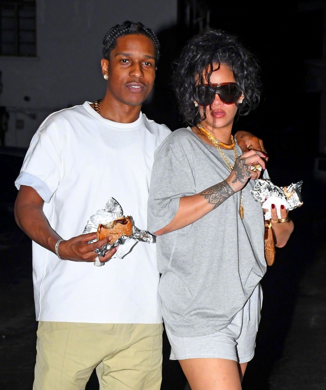 结束上海之行，已经飞回家乡的著名女企业家蕾哈娜 (Rihanna) 和男友ASA