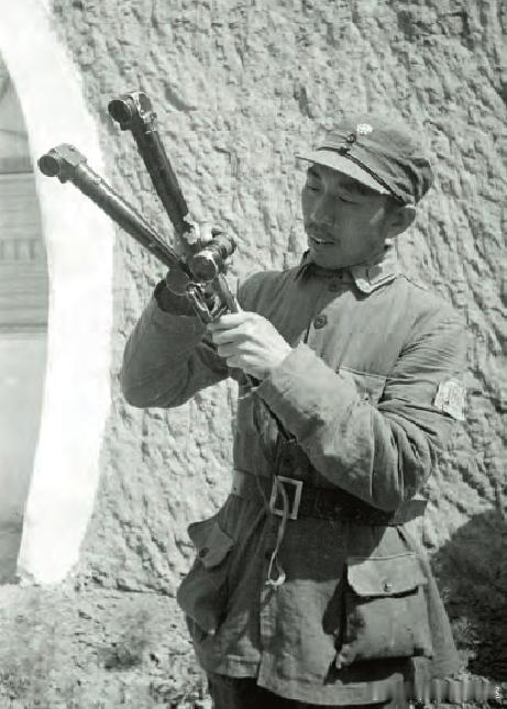 1944年359旅旅长王震摆弄炮队镜军事历史全触达 ​​​