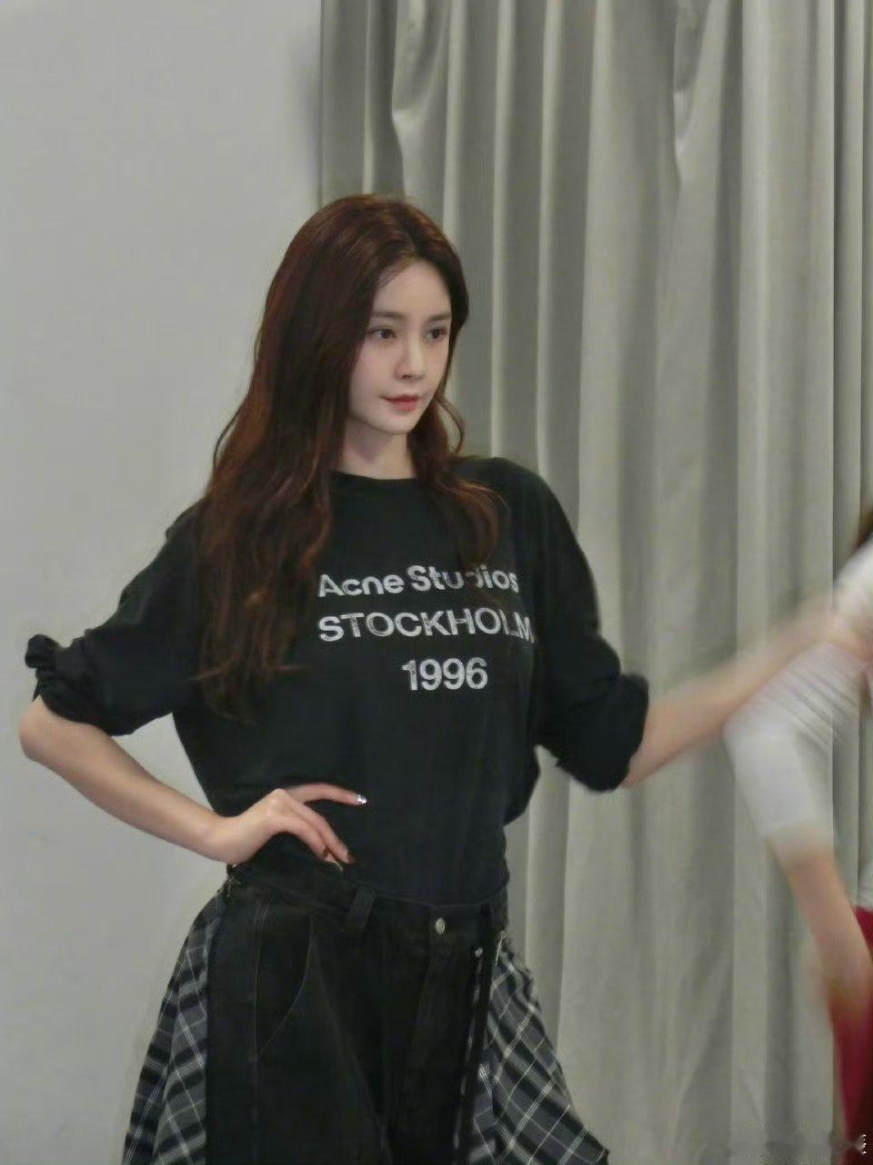 沈梦辰居然奔四了沈梦辰的“奔四”和我理解的“奔四”好像不是一个概念！这明明就是少