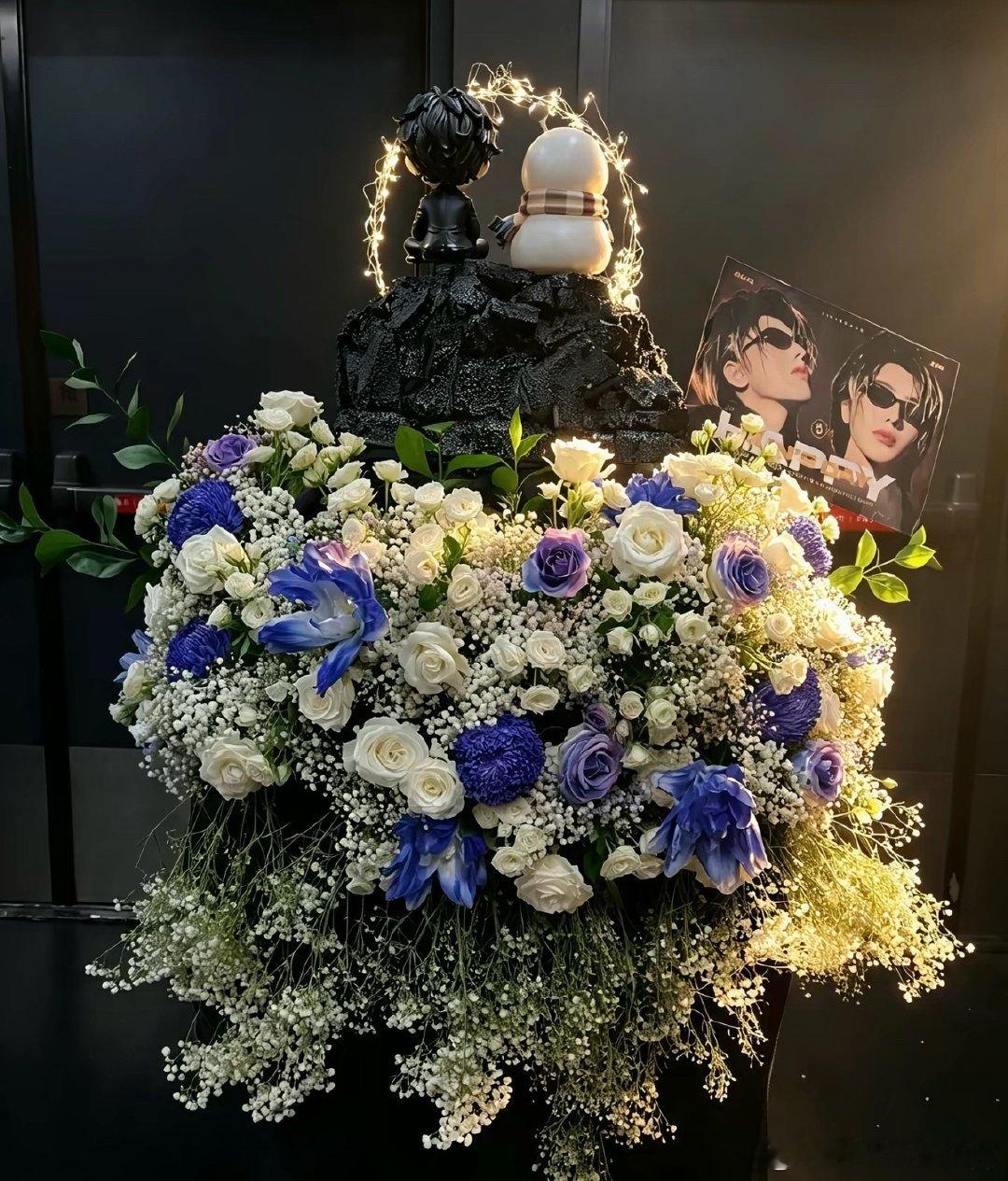 蔡徐坤太帅了今天蔡徐坤在澳门开唱首场，正好赶上他28岁生日，全场粉丝集体刷屏“太