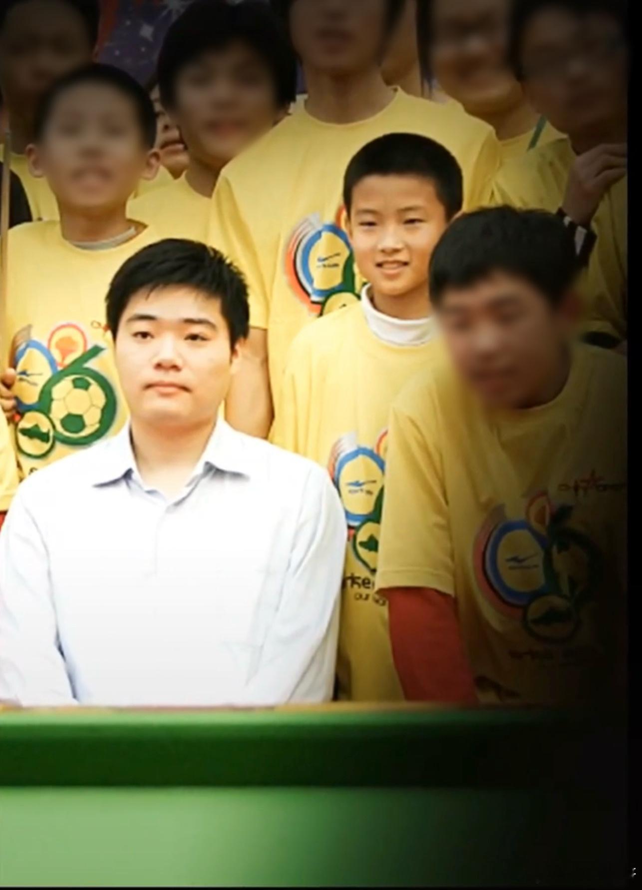 #赵心童晒与丁俊晖旧照# 斯诺克世锦赛16进8，赵心童最终13-9战胜丁俊晖，晋