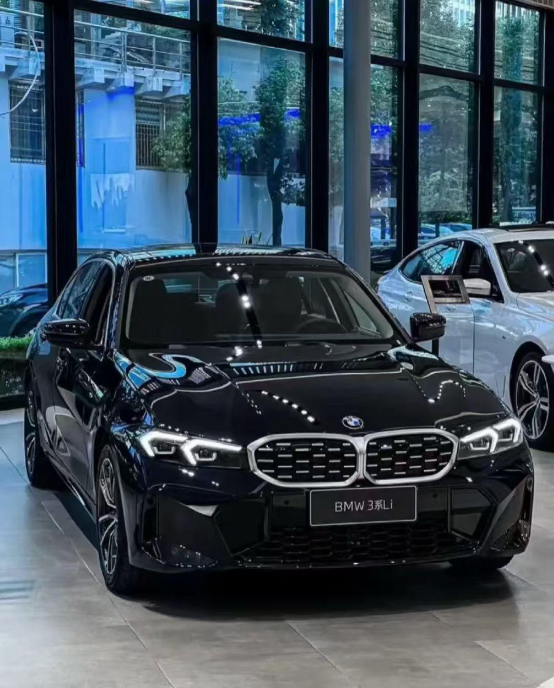 黑色的宝马3系看起来是不是很干练呢，车头大灯点亮起来尤为精致，也很有细节感，棱角