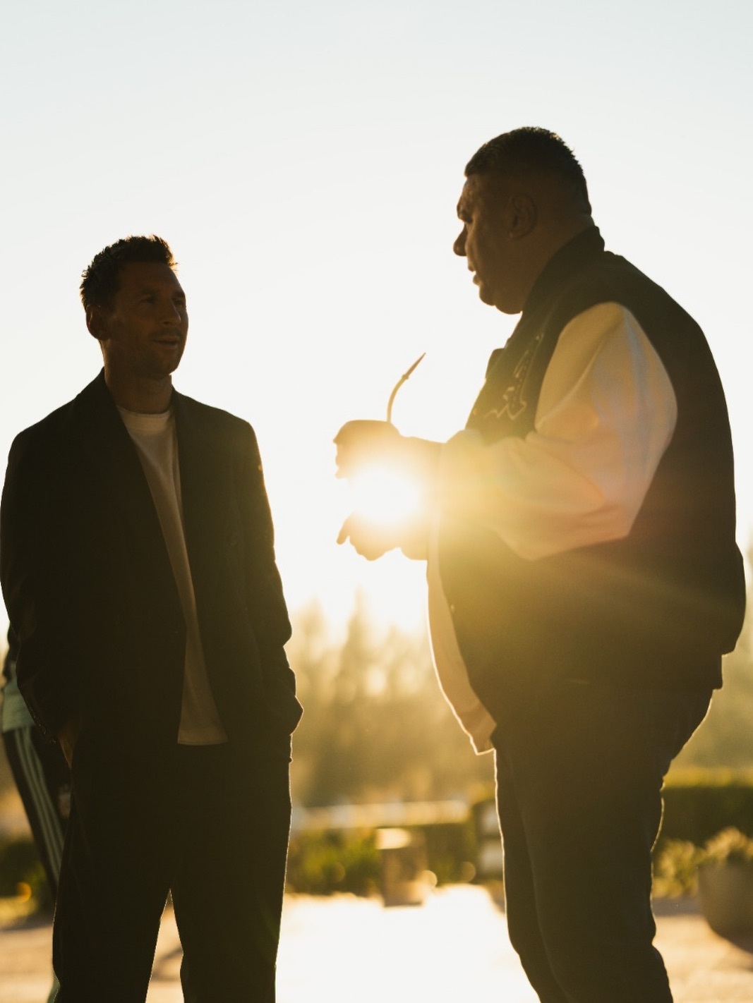 塔皮亚ins｜欢迎队长！世界上最棒的队长（以及他最好的队员）已经抵达。梅西