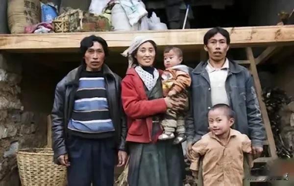 西藏
可以一妻多夫？
一女子
嫁给了兄弟二人。
兄弟二人也是为了省钱，
三人的生