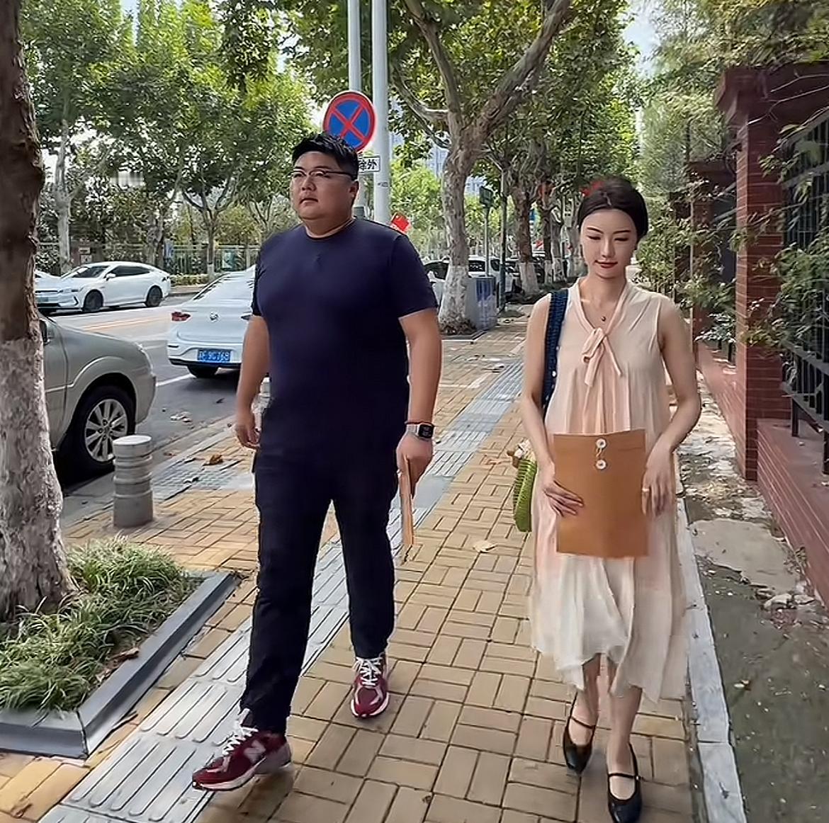 这次彻底结束了，猴哥说车与何钰欣正式离婚，结束了长达3年的婚姻生活。
10月8号
