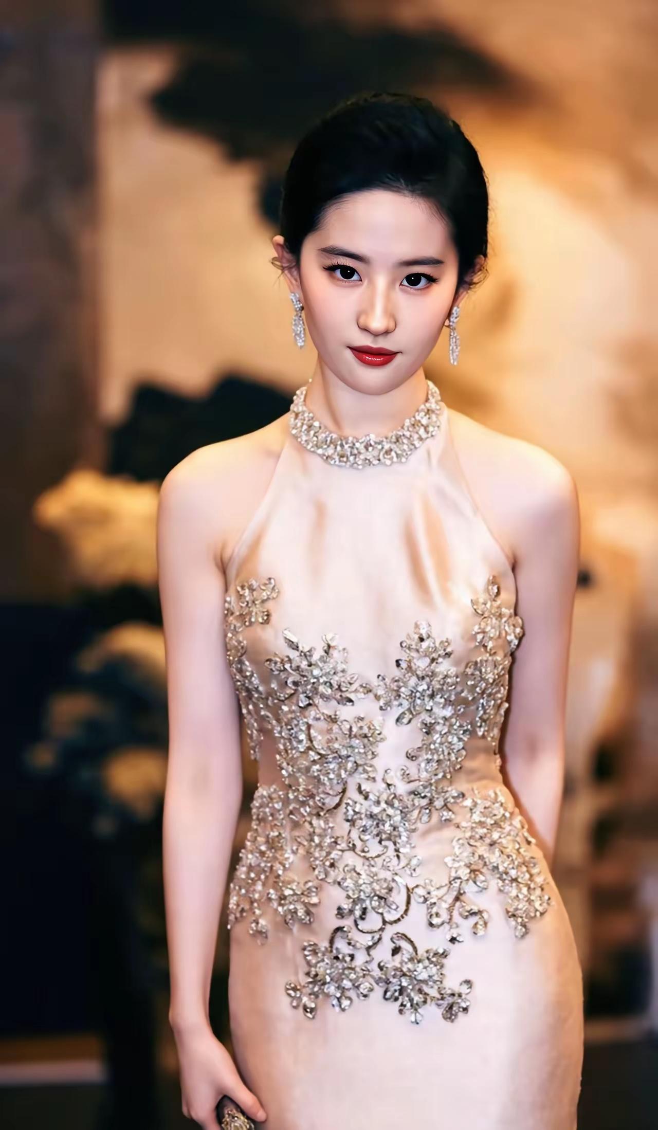 生活中很多女人总是喊累，原因是多方面的。

从社会层面看，尽管时代在进步，但传统