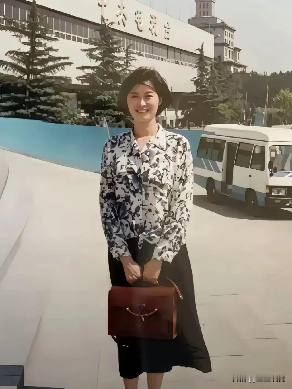 1994年春天，39岁敬一丹在央视门前留影，白衬衫短发，气质真好

1994年春